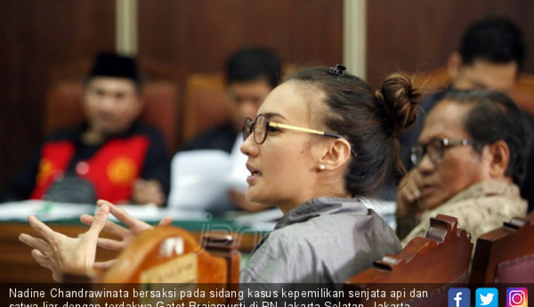 Nadine Chandrawinata bersaksi pada sidang kasus kepemilikan senjata api dan satwa liar dengan terdakwa Gatot Brajamusti di PN Jakarta Selatan, Jakarta, Selasa (5/12). - JPNN.com