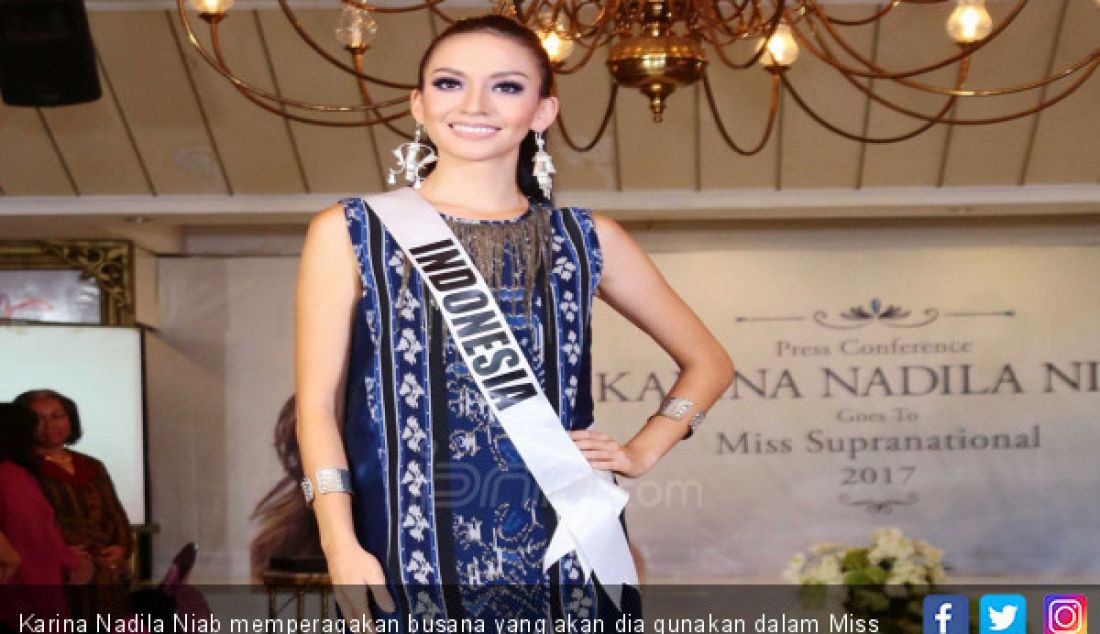 Karina Nadila Niab memperagakan busana yang akan dia gunakan dalam Miss Supranational 2017 di Jakarta, jumat (10/11). - JPNN.com