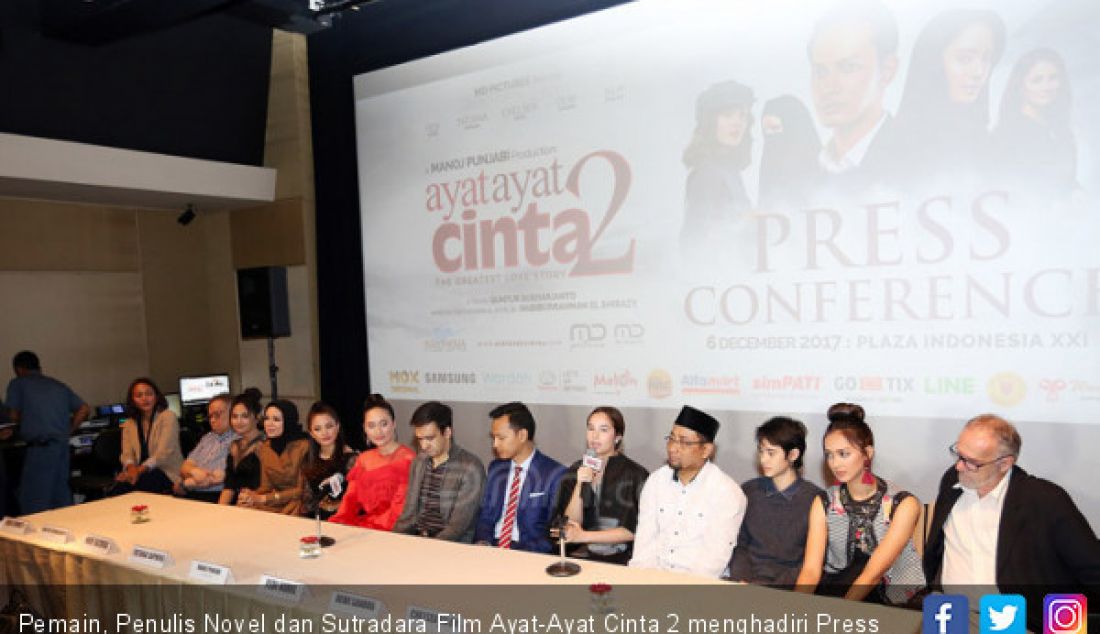 Pemain, Penulis Novel dan Sutradara Film Ayat-Ayat Cinta 2 menghadiri Press Screening dan konper Film Ayat-Ayat Cinta 2, Jakarta, Rabu (6/12). - JPNN.com