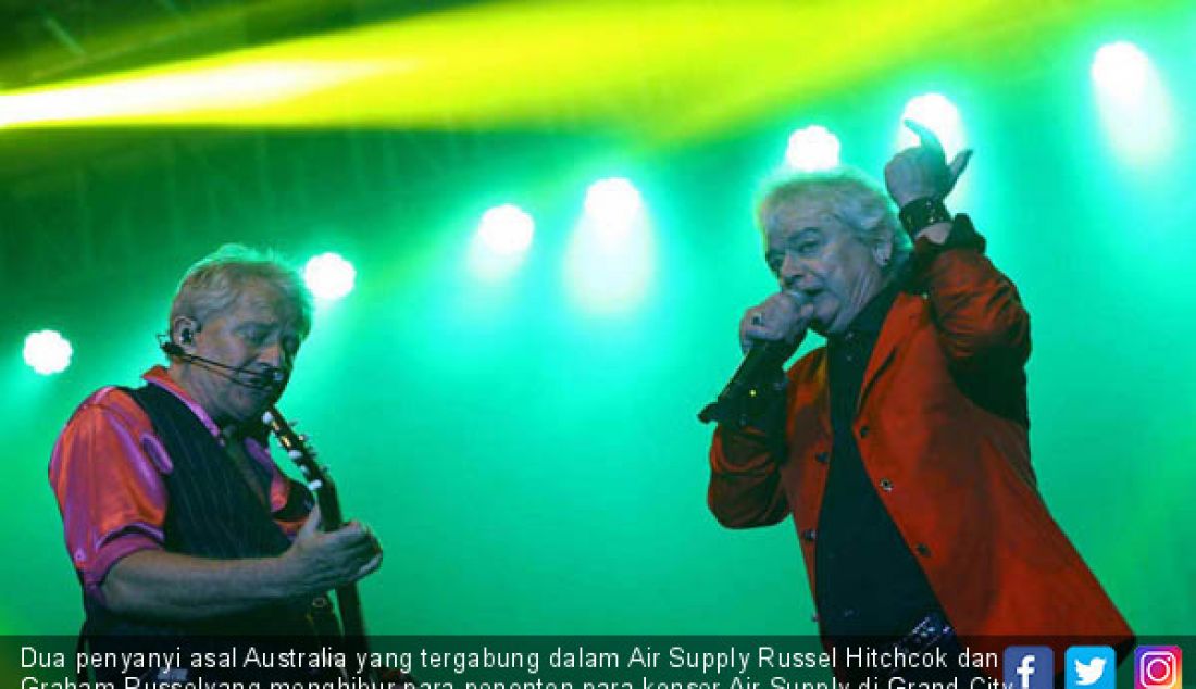 Dua penyanyi asal Australia yang tergabung dalam Air Supply Russel Hitchcok dan Graham Russelyang menghibur para penonton para konser Air Supply di Grand City Surabaya, Rabu (6/12). - JPNN.com