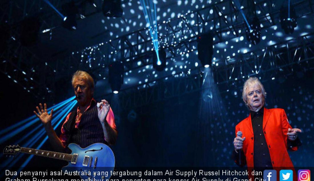 Dua penyanyi asal Australia yang tergabung dalam Air Supply Russel Hitchcok dan Graham Russelyang menghibur para penonton para konser Air Supply di Grand City Surabaya, Rabu (6/12). - JPNN.com