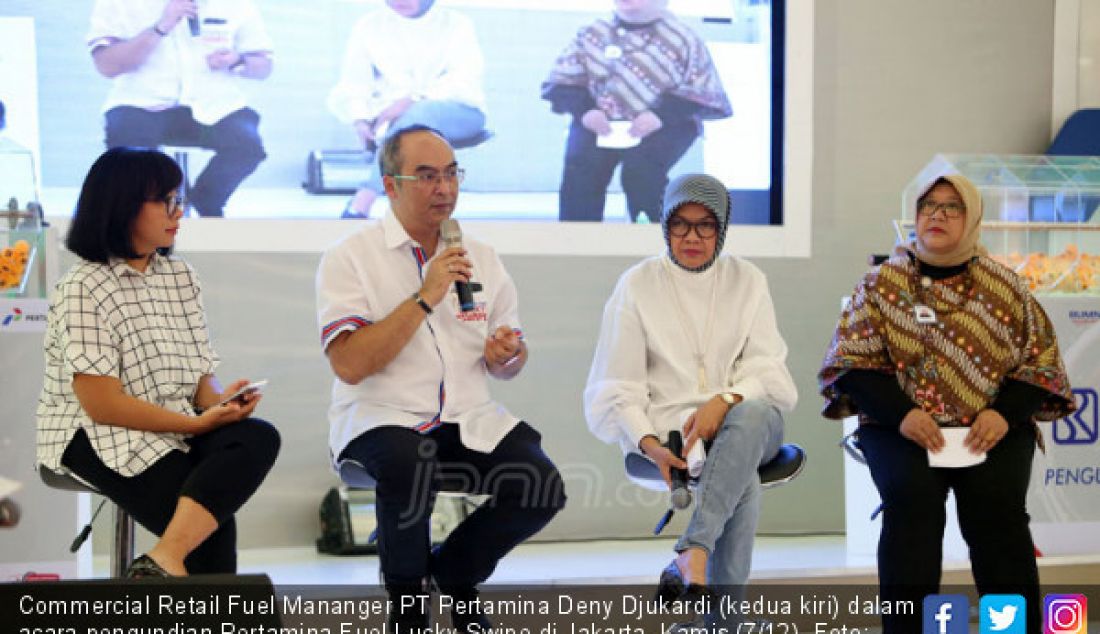 Commercial Retail Fuel Mananger PT Pertamina Deny Djukardi (kedua kiri) dalam acara pengundian Pertamina Fuel Lucky Swipe di Jakarta, Kamis (7/12). - JPNN.com