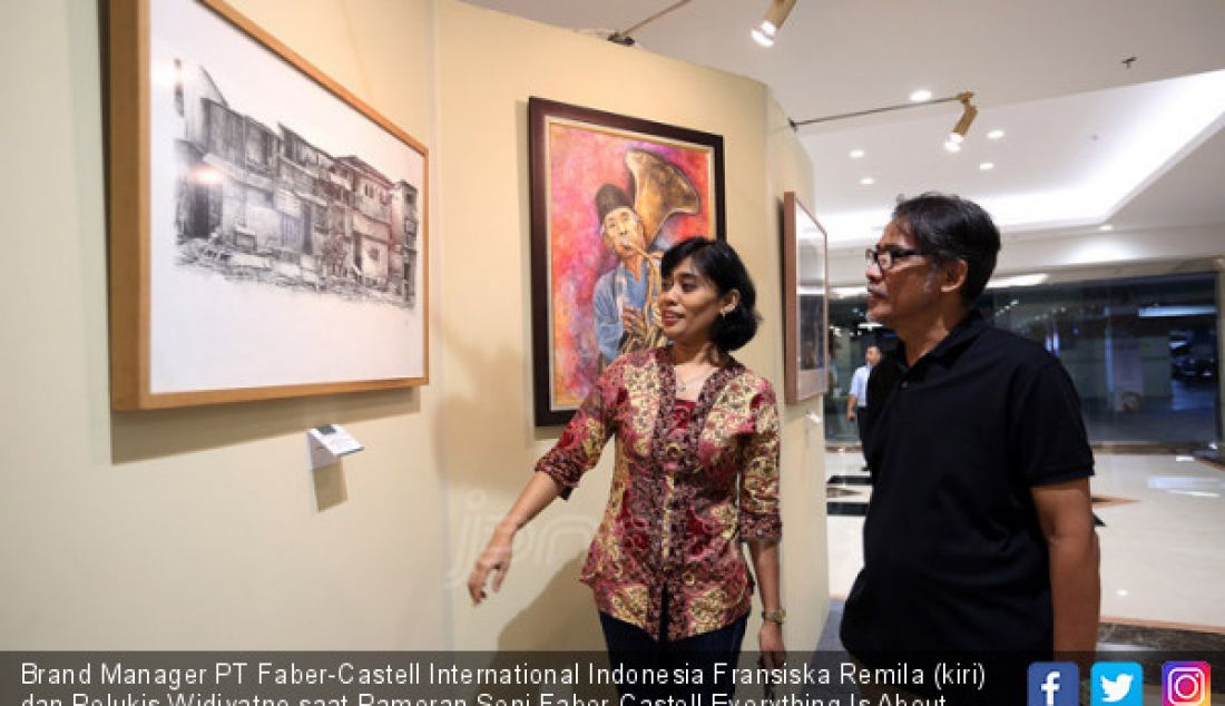 Brand Manager PT Faber-Castell International Indonesia Fransiska Remila (kiri) dan Pelukis Widiyatno saat Pameran Seni Faber-Castell Everything Is About Indonesia, Jakarta, Jumat (8/12). Faber-Castell sebagai produsen alat tulis terbesar di dunia mendorong kemajuan seni & kreativitas di Indonesia dengan menghadirkan beragam program melalui kampanye #Art4All. - JPNN.com