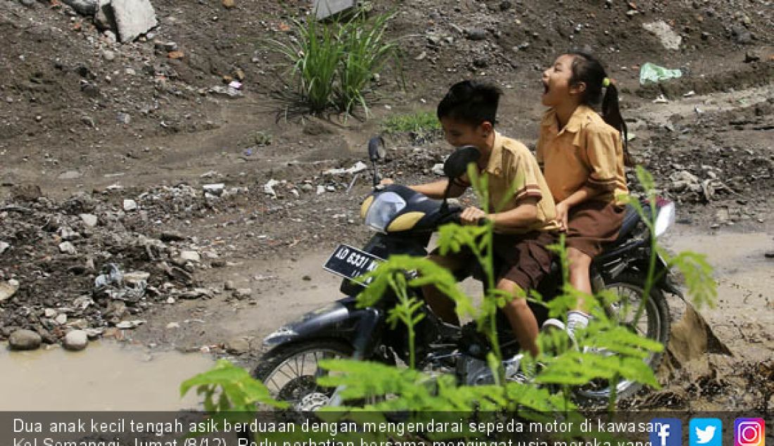 Dua anak kecil tengah asik berduaan dengan mengendarai sepeda motor di kawasan Kel Semanggi, Jumat (8/12). Perlu perhatian bersama mengingat usia mereka yang belum cukup untuk mendapatkan SIM. - JPNN.com