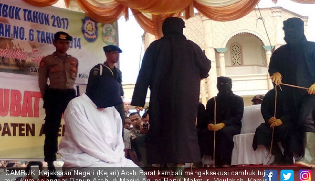 CAMBUK: Kejaksaan Negeri (Kejari) Aceh Barat kembali mengeksekusi cambuk tujuh terhukum pelanggar Qanun Aceh. di Masjid Agung Baitul Makmur, Meulaboh, Kamis (7/12). - JPNN.com