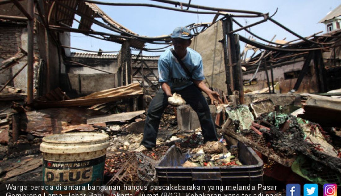 Warga berada di antara bangunan hangus pascakebarakan yang melanda Pasar Gembrong Lama, Johar Baru, Jakarta, Jumat (8/12). Kebakaran yang terjadi pada Jumat (8/12), menghanguskan kurang lebih 20 kios pasar dan satu gereja. - JPNN.com
