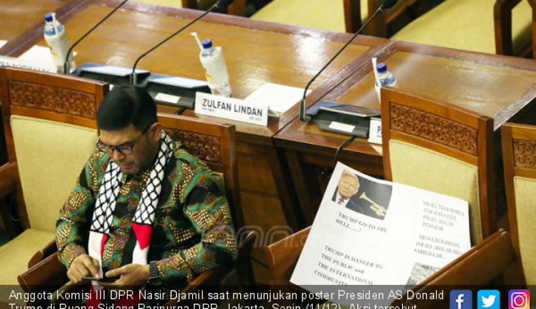 Anggota Komisi III DPR Nasir Djamil saat menunjukan poster Presiden AS Donald Trump di Ruang Sidang Paripurna DPR, Jakarta, Senin (11/12). Aksi tersebut sebagai bentuk pernyataan Presiden AS. - JPNN.com