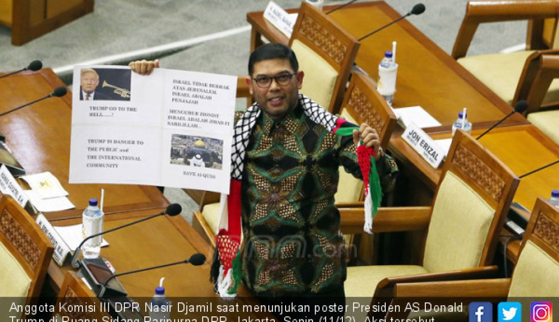 Anggota Komisi III DPR Nasir Djamil saat menunjukan poster Presiden AS Donald Trump di Ruang Sidang Paripurna DPR, Jakarta, Senin (11/12). Aksi tersebut sebagai bentuk pernyataan Presiden AS. - JPNN.com