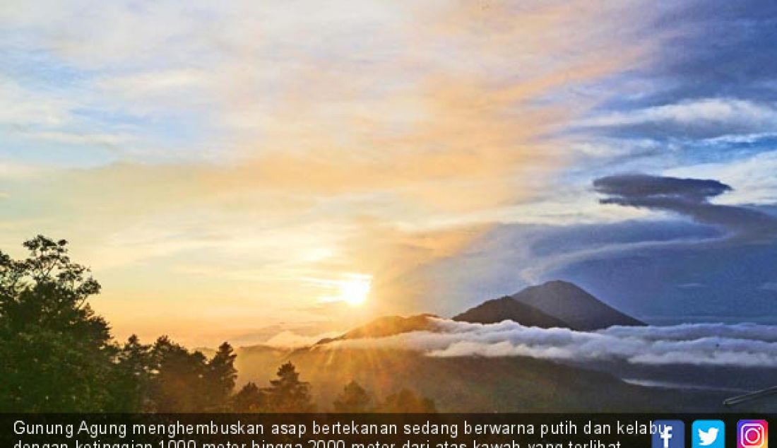 Gunung Agung menghembuskan asap bertekanan sedang berwarna putih dan kelabu dengan ketinggian 1000 meter hingga 2000 meter dari atas kawah yang terlihat pada Minggu (10/12). - JPNN.com