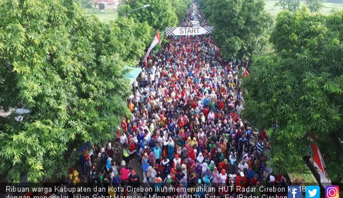 Ribuan warga Kabupaten dan Kota Cirebon ikut memeriahkan HUT Radar Cirebon ke-18 dengan menggelar Jalan Sehat Harmony, Minggu (10/12). - JPNN.com