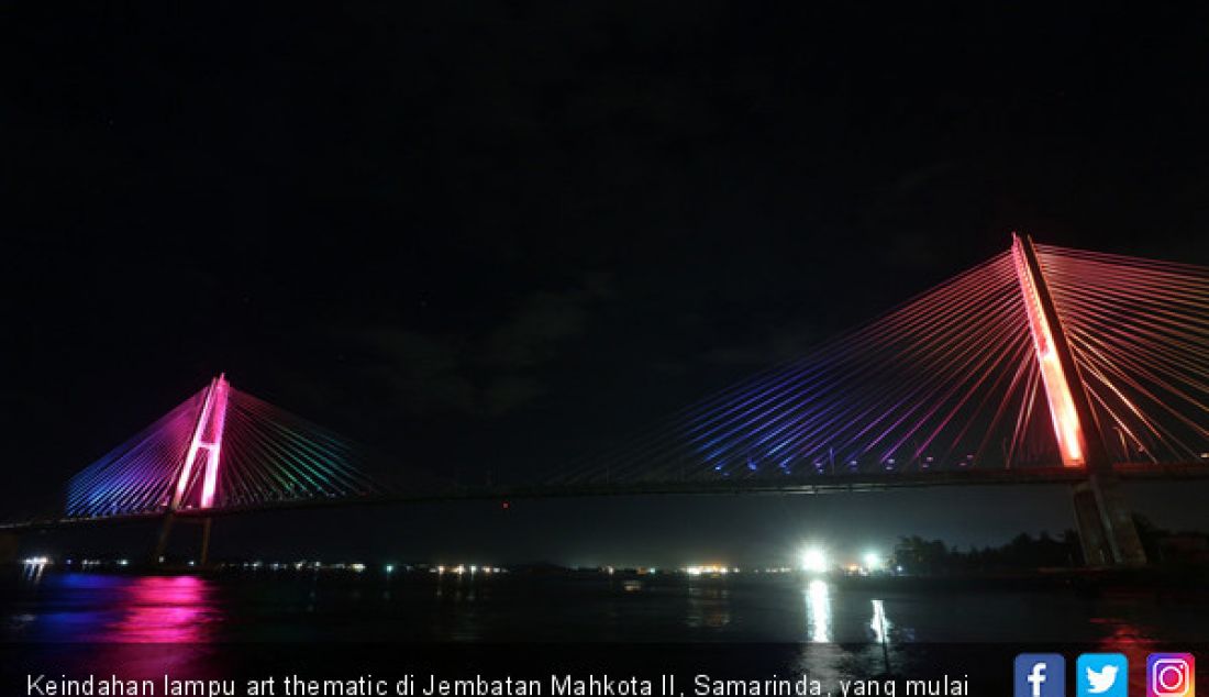  Keindahan lampu art thematic di Jembatan Mahkota II, Samarinda, yang mulai diuji coba, Minggu (10/12). - JPNN.com