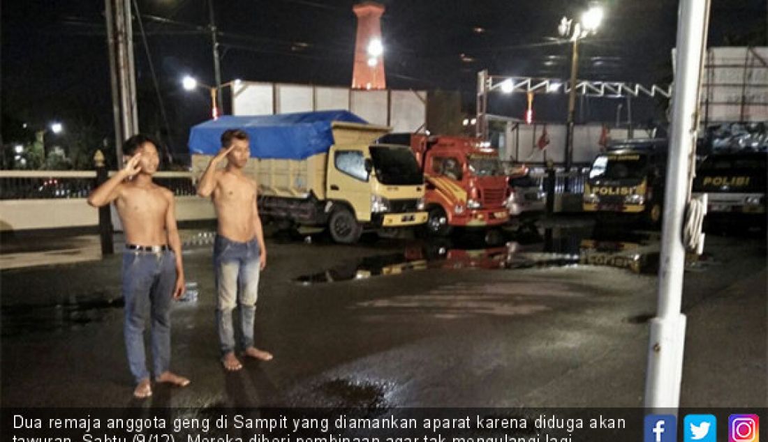 Dua remaja anggota geng di Sampit yang diamankan aparat karena diduga akan tawuran, Sabtu (9/12). Mereka diberi pembinaan agar tak mengulangi lagi perbuatannya. - JPNN.com