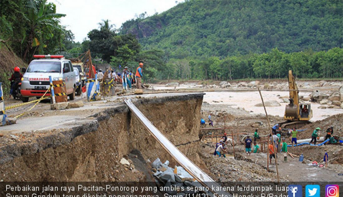 Perbaikan jalan raya Pacitan-Ponorogo yang ambles separo karena terdampak luapan Sungai Grindulu terus dikebut pengerjaannya, Senin (11/12). - JPNN.com
