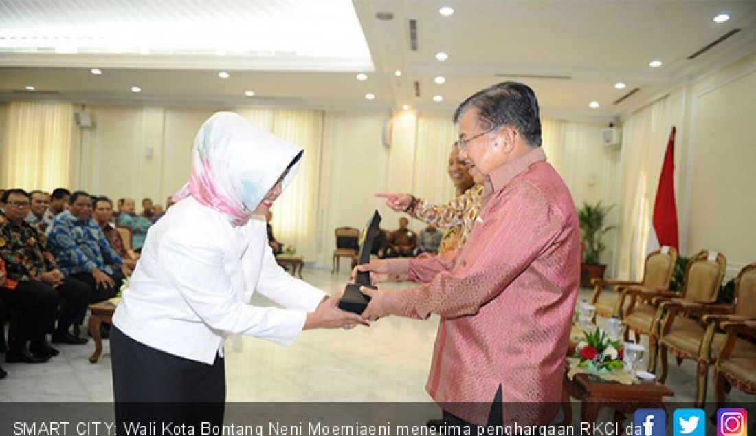 SMART CITY: Wali Kota Bontang Neni Moerniaeni menerima penghargaan RKCI dari Wakil Presiden Jusuf Kalla. - JPNN.com
