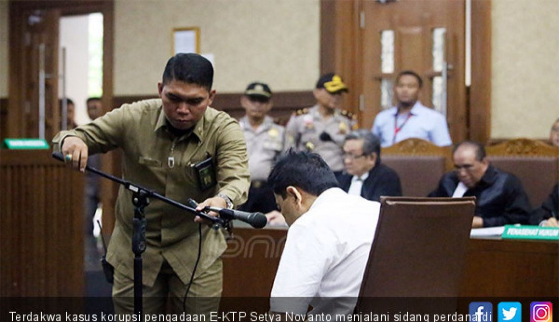 Terdakwa kasus korupsi pengadaan E-KTP Setya Novanto menjalani sidang perdana di Pengadilan Tipikor, Jakarta, Rabu (13/12). - JPNN.com