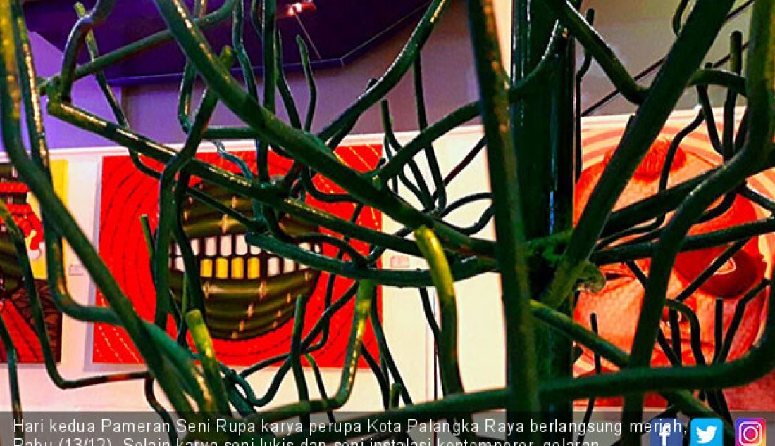 Hari kedua Pameran Seni Rupa karya perupa Kota Palangka Raya berlangsung meriah, Rabu (13/12). Selain karya seni lukis dan seni instalasi kontemporer, gelaran bertajuk Festival Kesenian itu juga menampilkan pentas seni tari. - JPNN.com