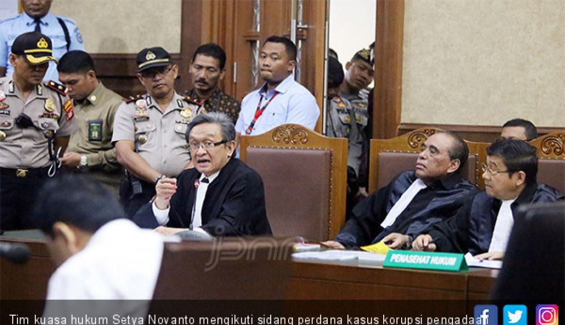 Tim kuasa hukum Setya Novanto mengikuti sidang perdana kasus korupsi pengadaan E-KTP di Pengadilan Tipikor, Jakarta, Rabu (13/12). - JPNN.com