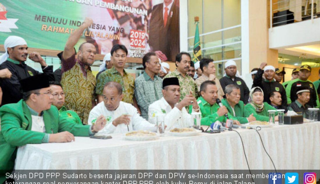 Sekjen DPD PPP Sudarto beserta jajaran DPP dan DPW se-Indonesia saat memberikan keterangan soal penyerangan kantor DPP PPP oleh kubu Romy di jalan Talang, Menteng, Jakarta, Kamis (14/12). - JPNN.com