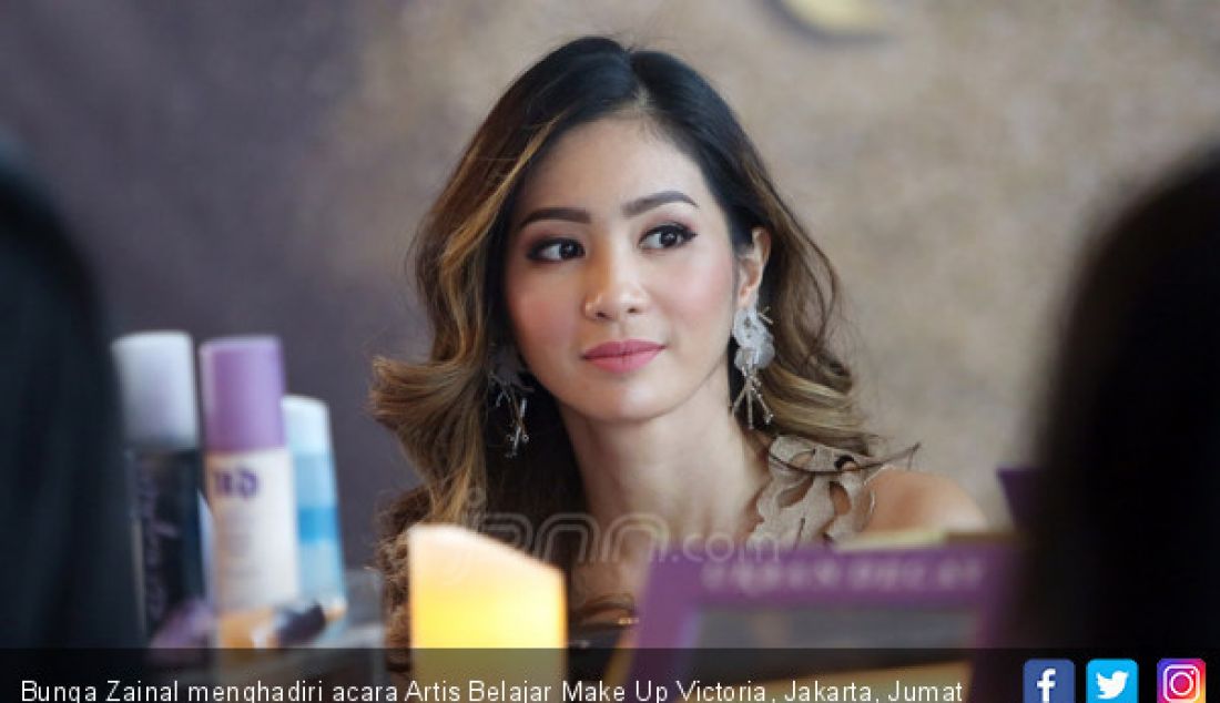 Bunga Zainal menghadiri acara Artis Belajar Make Up Victoria, Jakarta, Jumat (15/12). - JPNN.com