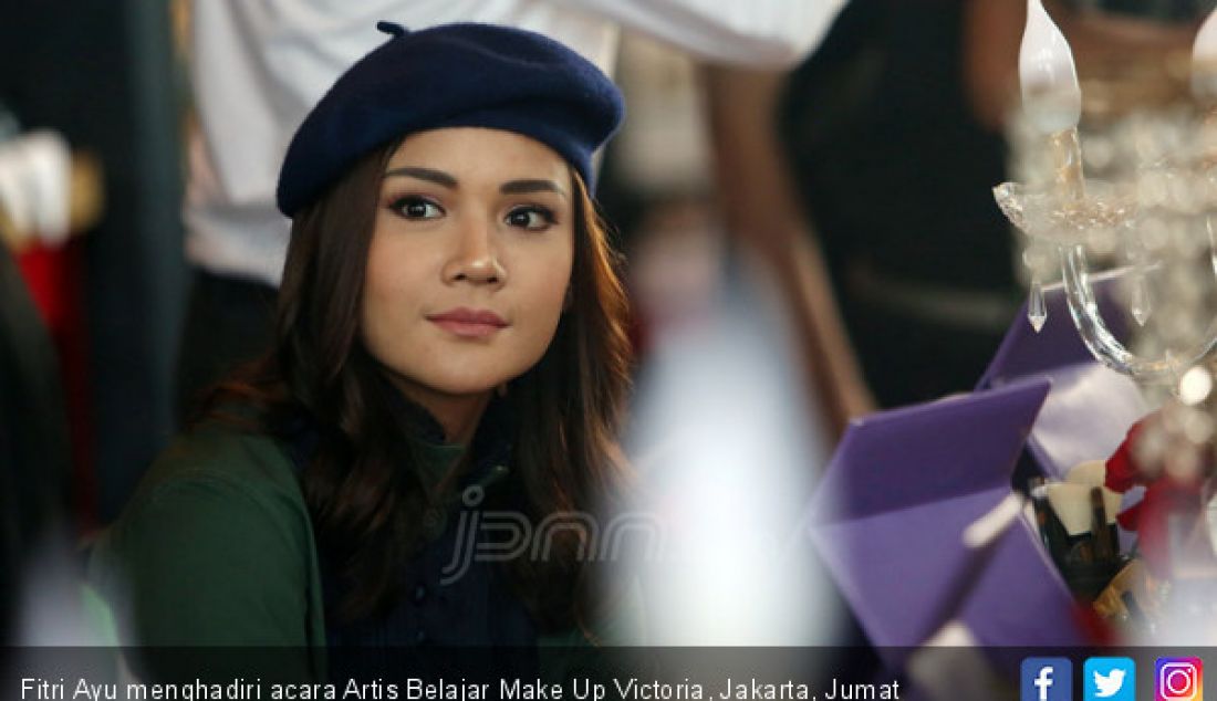 Fitri Ayu menghadiri acara Artis Belajar Make Up Victoria, Jakarta, Jumat (15/12). - JPNN.com