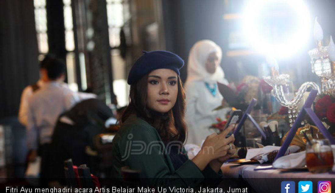 Fitri Ayu menghadiri acara Artis Belajar Make Up Victoria, Jakarta, Jumat (15/12). - JPNN.com