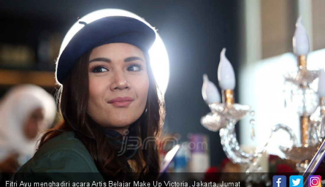 Fitri Ayu menghadiri acara Artis Belajar Make Up Victoria, Jakarta, Jumat (15/12). - JPNN.com