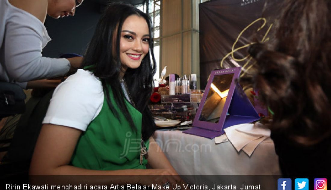 Ririn Ekawati menghadiri acara Artis Belajar Make Up Victoria, Jakarta, Jumat (15/12). - JPNN.com