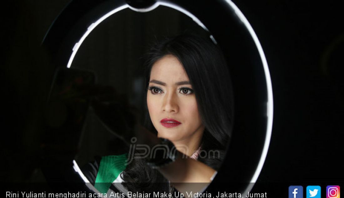 Rini Yulianti menghadiri acara Artis Belajar Make Up Victoria, Jakarta, Jumat (15/12). - JPNN.com