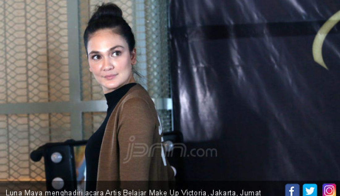 Luna Maya menghadiri acara Artis Belajar Make Up Victoria, Jakarta, Jumat (15/12). - JPNN.com