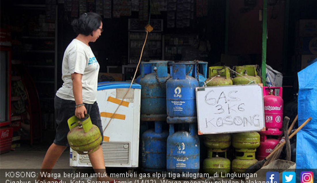 KOSONG: Warga berjalan untuk membeli gas elpiji tiga kilogram, di Lingkungan Cigabus, Kaligandu, Kota Serang, kamis (14/12). Warga mengaku sebulan belakangan gas elpiji 3 kg kosong ditingkat pengecer. - JPNN.com