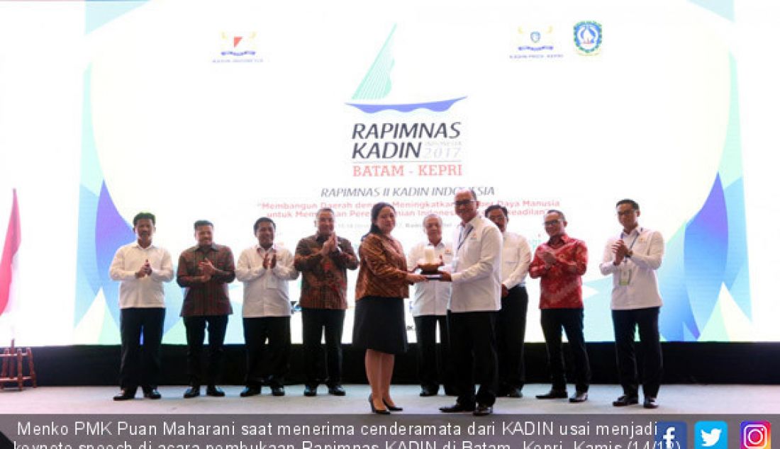  Menko PMK Puan Maharani saat menerima cenderamata dari KADIN usai menjadi keynote speech di acara pembukaan Rapimnas KADIN di Batam, Kepri, Kamis (14/12). - JPNN.com