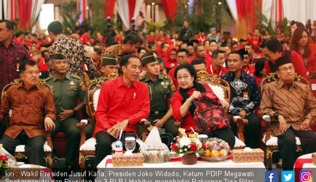 kiri : Wakil Presiden Jusuf Kalla, Presiden Joko Widodo, Ketum PDIP Megawati Soekarnoputri dan Presiden ke 3 RI BJ Habibie menghadiri Rakornas Tiga Pilar PDIP, ICE, BSD Tangerang, Sabtu (16/12). - JPNN.com