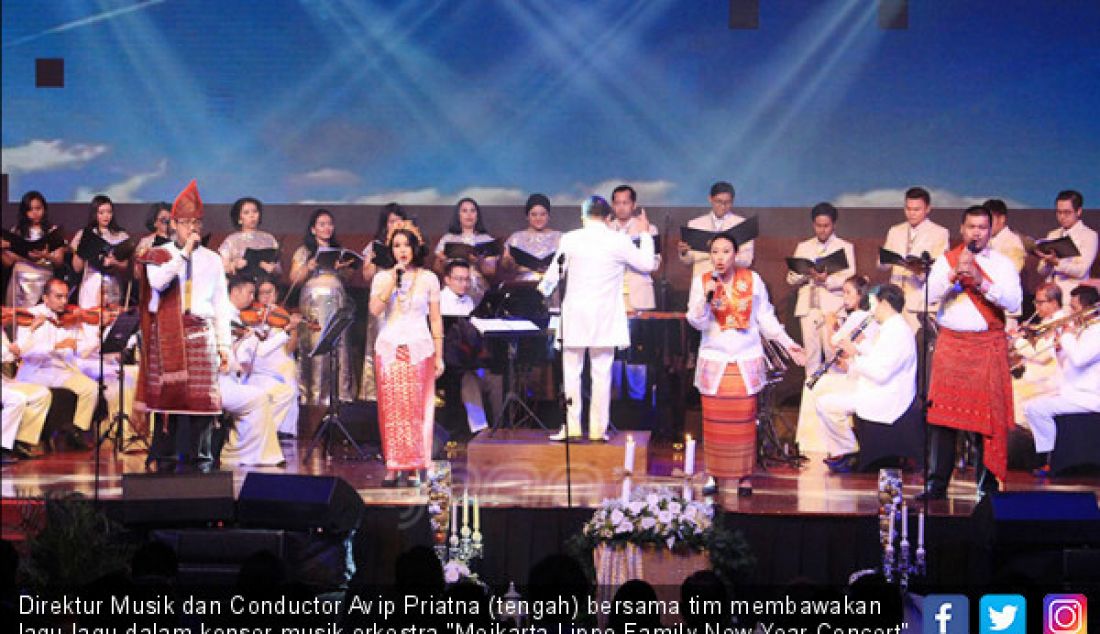 Direktur Musik dan Conductor Avip Priatna (tengah) bersama tim membawakan lagu-lagu dalam konser musik orkestra 