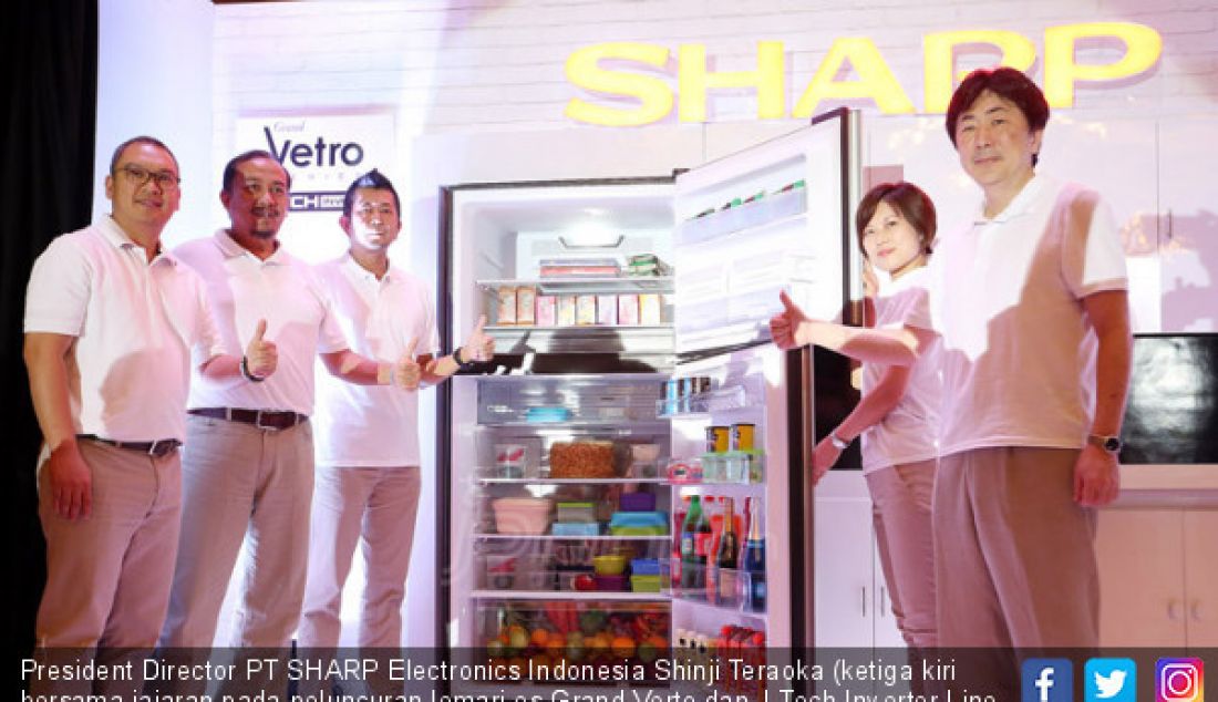 President Director PT SHARP Electronics Indonesia Shinji Teraoka (ketiga kiri bersama jajaran pada peluncuran lemari es Grand Verto dan J-Tech Inverter Line Up, Jakarta, Rabu (20/12). - JPNN.com
