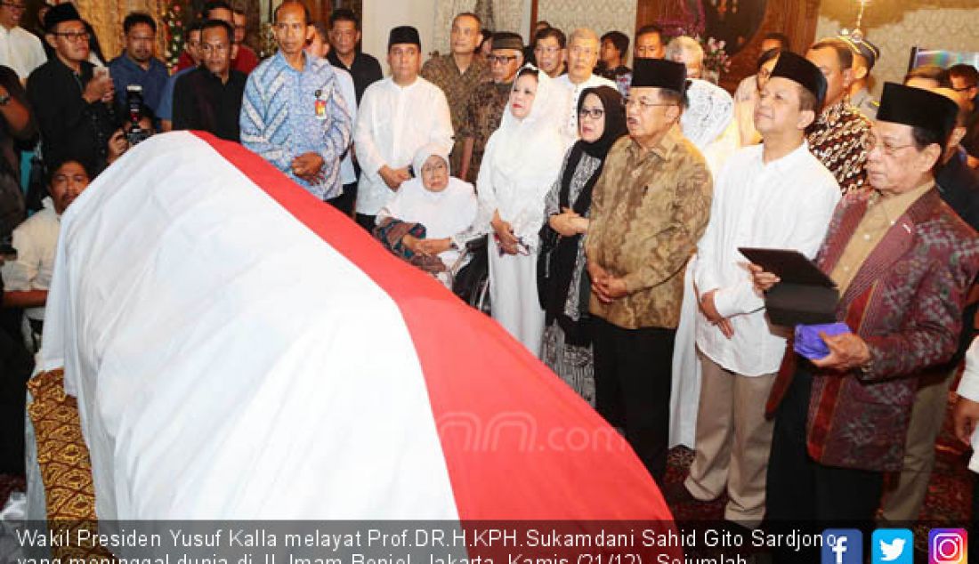 Wakil Presiden Yusuf Kalla melayat Prof.DR.H.KPH.Sukamdani Sahid Gito Sardjono yang meninggal dunia di Jl. Imam Bonjol, Jakarta, Kamis (21/12). Sejumlah pejabat menteri dan kalangan pengusaha mendatangi rumah duka. - JPNN.com