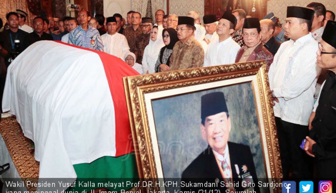 Wakil Presiden Yusuf Kalla melayat Prof.DR.H.KPH.Sukamdani Sahid Gito Sardjono yang meninggal dunia di Jl. Imam Bonjol, Jakarta, Kamis (21/12). Sejumlah pejabat menteri dan kalangan pengusaha mendatangi rumah duka. - JPNN.com