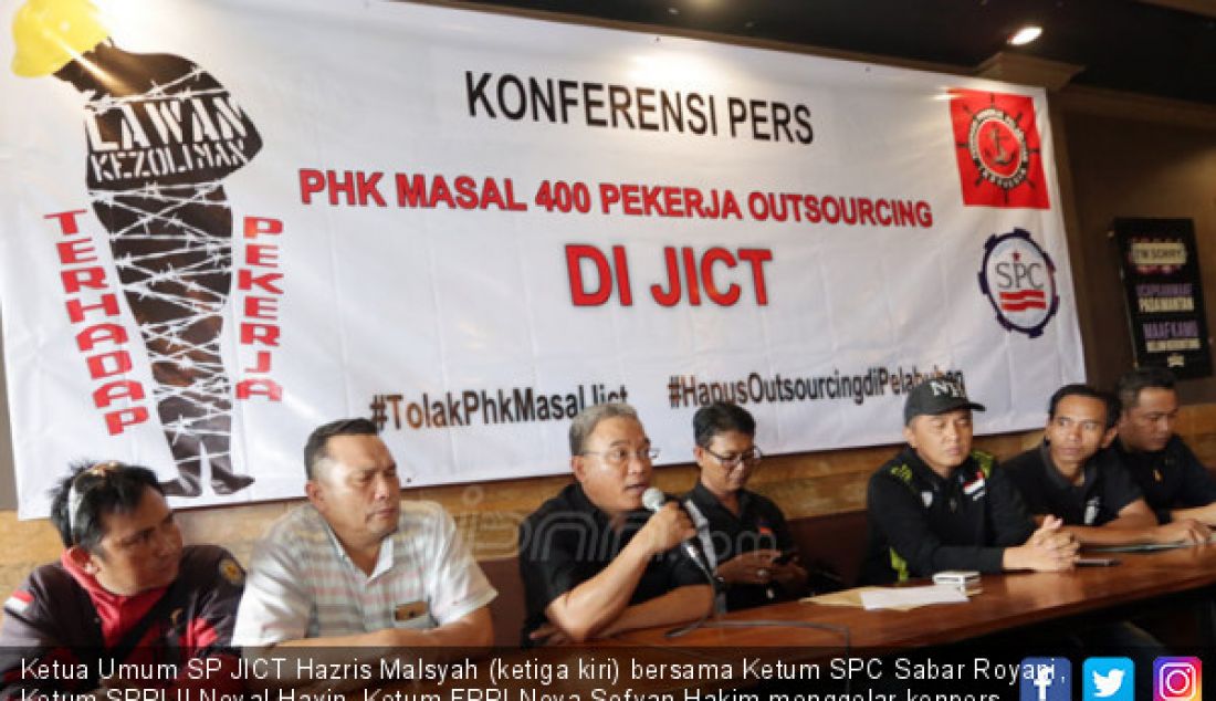Ketua Umum SP JICT Hazris Malsyah (ketiga kiri) bersama Ketum SPC Sabar Royani, Ketum SPPI II Noval Hayin, Ketum FPPI Nova Sofyan Hakim menggelar konpers Penolakan PHK Masal Pekerja Outsourcing JICT, Jakarta, Selasa (26/12). Dalam keterangannya mereka menolak PHK Masal pekerja Outsourcing di JICT dan meminta penghapusan Outsourcing di wilayah pelabuhan. - JPNN.com