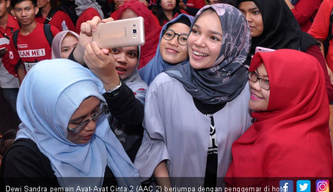 Dewi Sandra pemain Ayat-Ayat Cinta 2 (AAC 2) berjumpa dengan penggemar di hotel horison palembang, Rabu (3/1). - JPNN.com