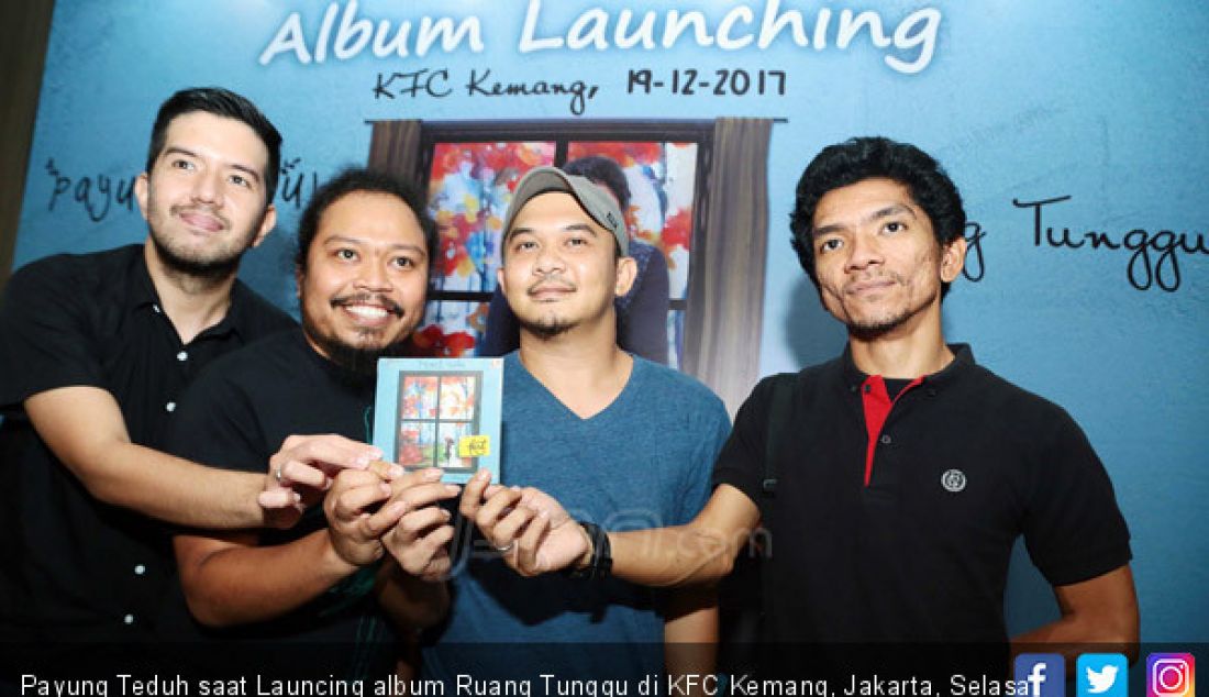 Payung Teduh saat Launcing album Ruang Tunggu di KFC Kemang, Jakarta, Selasa (19/12). Album ini juga album terakhir bersama Is. - JPNN.com