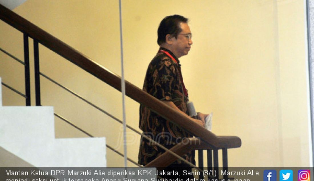 Mantan Ketua DPR Marzuki Alie diperiksa KPK, Jakarta, Senin (8/1). Marzuki Alie menjadi saksi untuk tersangka Anang Sugiana Sudihardjo dalam kasus dugaan korupsi proyek pengadaan paket penerapan E-KTP. - JPNN.com