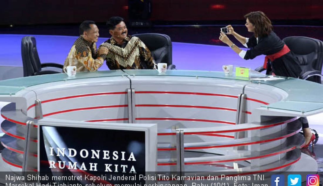 Najwa Shihab memotret Kapolri Jenderal Polisi Tito Karnavian dan Panglima TNI Marsekal Hadi Tjahjanto sebelum memulai perbincangan, Rabu (10/1). - JPNN.com