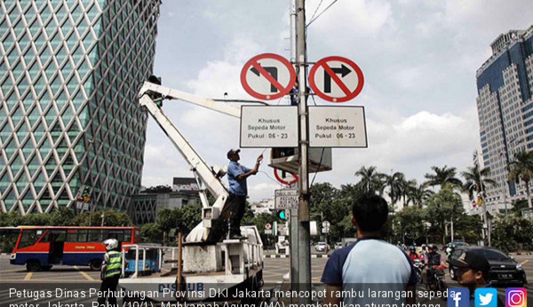 Petugas Dinas Perhubungan Provinsi DKI Jakarta mencopot rambu larangan sepeda motor, Jakarta, Rabu (10/1). Mahkamah Agung (MA) membatalkan aturan tentang pembatasan kendaraan bermotor di kawasan Thamrin. - JPNN.com