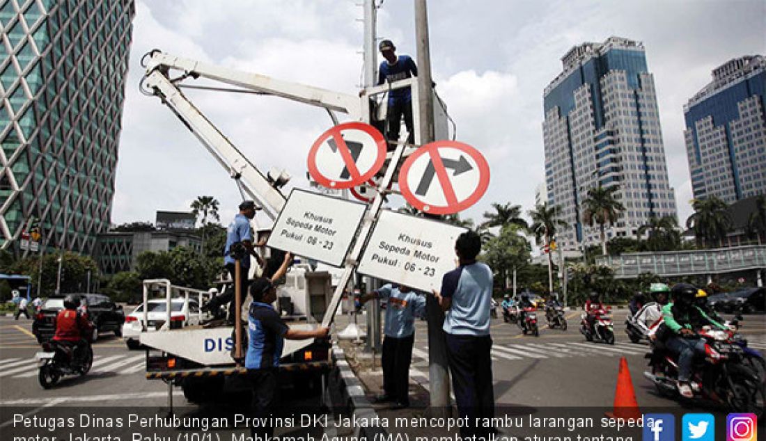 Petugas Dinas Perhubungan Provinsi DKI Jakarta mencopot rambu larangan sepeda motor, Jakarta, Rabu (10/1). Mahkamah Agung (MA) membatalkan aturan tentang pembatasan kendaraan bermotor di kawasan Thamrin. - JPNN.com