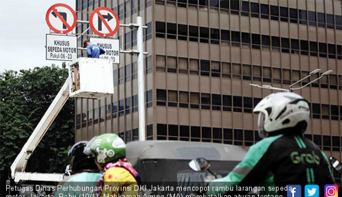 Petugas Dinas Perhubungan Provinsi DKI Jakarta mencopot rambu larangan sepeda motor, Jakarta, Rabu (10/1). Mahkamah Agung (MA) membatalkan aturan tentang pembatasan kendaraan bermotor di kawasan Thamrin. - JPNN.com