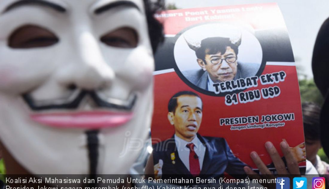 Koalisi Aksi Mahasiswa dan Pemuda Untuk Pemerintahan Bersih (Kompas) menuntut Presiden Jokowi segera merombak (reshuffle) Kabinet Kerja-nya di depan Istana Negara, Jakarta, Jumat (12/1). - JPNN.com