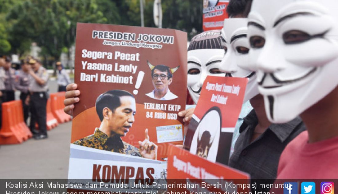 Koalisi Aksi Mahasiswa dan Pemuda Untuk Pemerintahan Bersih (Kompas) menuntut Presiden Jokowi segera merombak (reshuffle) Kabinet Kerja-nya di depan Istana Negara, Jakarta, Jumat (12/1). Pendemo membentangkan spanduk panjang dan juga poster berisi desakan agar Menteri Hukum dan HAM, Yasonna H. Laoly diberhentikan dari jabatannya karena tersangkut kasus korupsi proyek pengadan e-KTP yang kini ditangani KPK. - JPNN.com