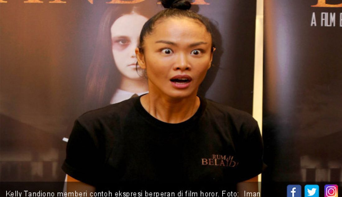 Kelly Tandiono memberi contoh ekspresi berperan di film horor. - JPNN.com