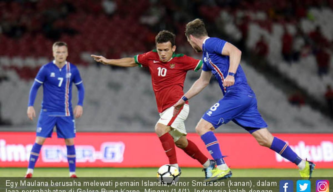 Egy Maulana berusaha melewati pemain Islandia, Arnor Smarason (kanan), dalam laga persahabatan di Gelora Bung Karno, Minggu (14/1). Indonesia kalah dengan skor 4-1. - JPNN.com