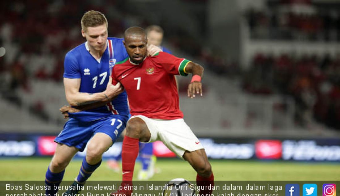 Boas Salossa berusaha melewati pemain Islandia Orri Sigurdan dalam dalam laga persahabatan di Gelora Bung Karno, Minggu (14/1). Indonesia kalah dengan skor 4-1. - JPNN.com