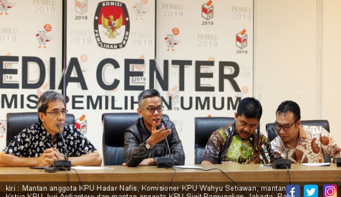 kiri : Mantan anggota KPU Hadar Nafis, Komisioner KPU Wahyu Setiawan, mantan Ketua KPU Juri Ardiantoro dan mantan anggota KPU Sigit Pamungkas, Jakarta, Rabu (17/1). - JPNN.com